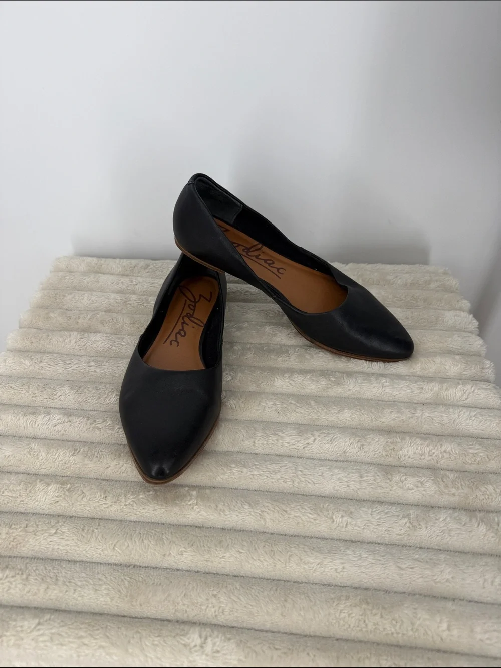 Zodiac women's "Hill" pointed toe flats in black leather size 7.5 - Picture 1 of 8